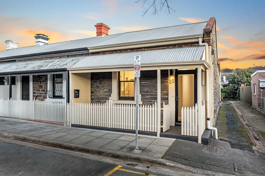 Adelaide 2कमरा A C1880 classic with Hutt Street on speed dial…