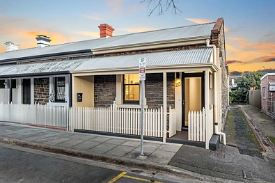 Adelaide 2房  A C1880 classic with Hutt Street on speed dial…