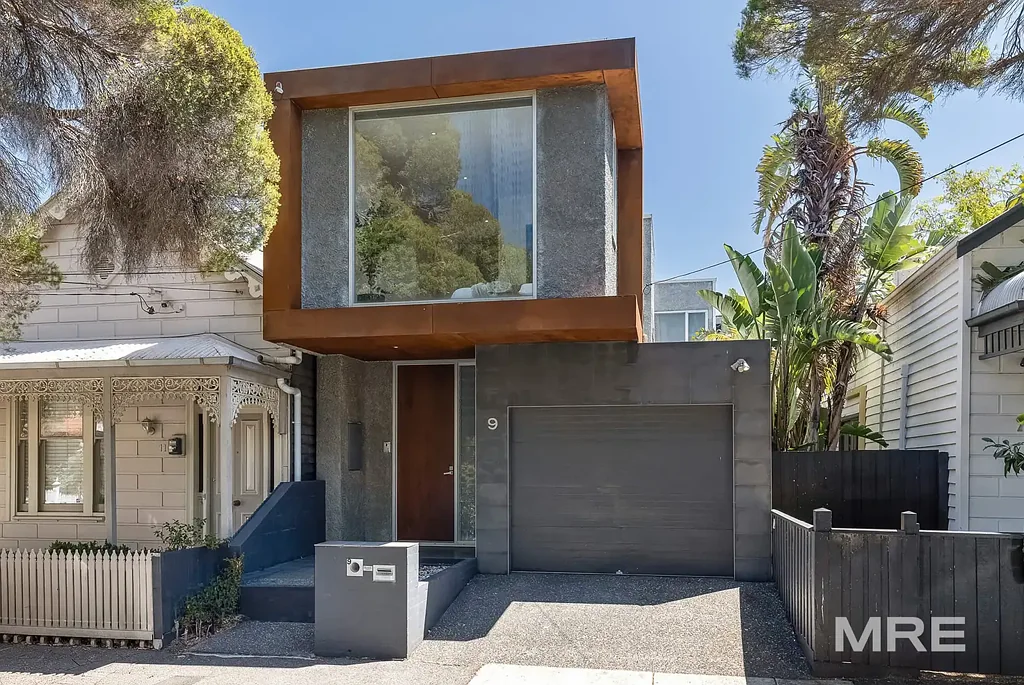 Contemporary Cul-de-sac living