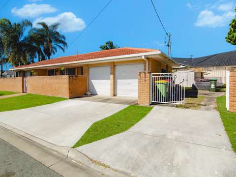 Mermaid Waters 4 Bedroom 1st Time Offered in 38 Years! Renovate or detonate!