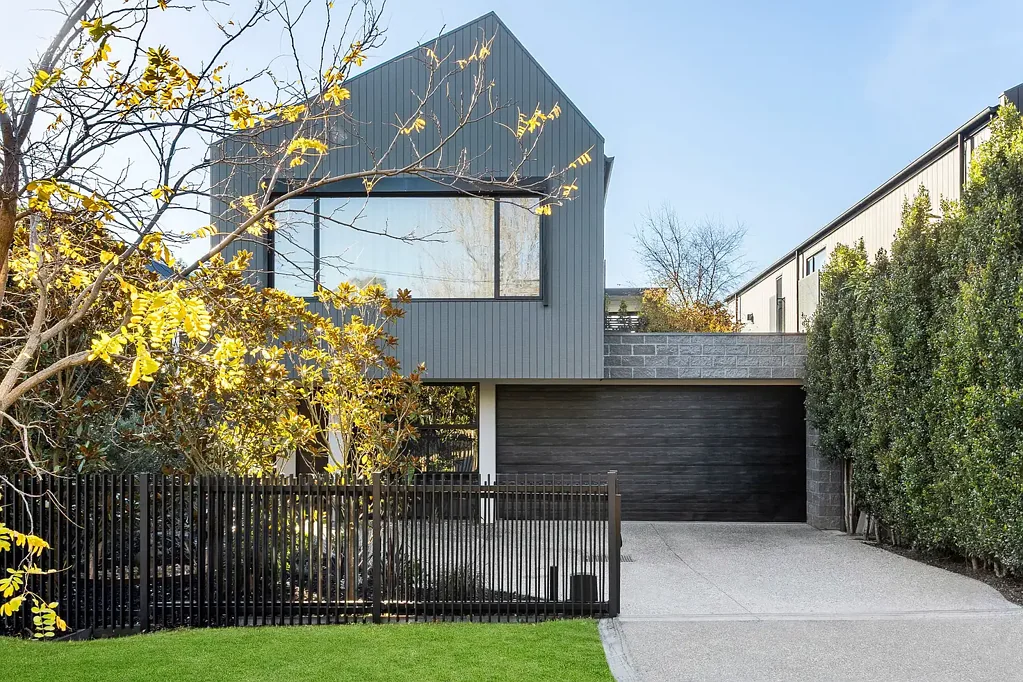 Mornington 3房 全新竣工建筑 优质Miele电器 壮丽海湾城市景观 双层宽敞布局 内部电梯独立书房 步行可达Mills Beach 双车库带内部接入 SUN SAND VIEWS