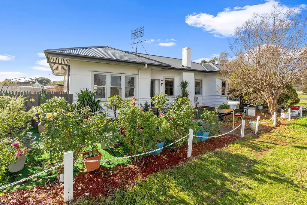 Lockhart 3ห้องนอน Spacious Family Home with Exceptional Shedding and Caravan Accommodation