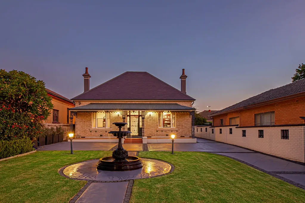 Croydon 6房 维多利亚风格 1,303平米高地地块 多功能起居空间 石材厨房 闪亮泳池 优越地理位置 精英学校云集 Timeless Victorian Grandeur on 1,303sqm of Park-Like Grounds