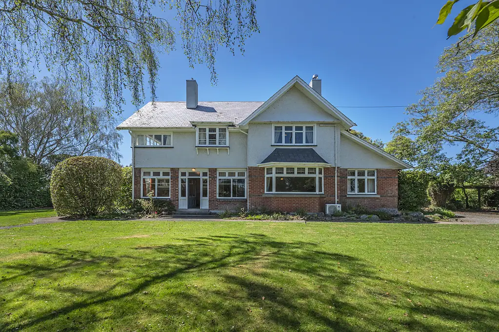 Leeston Country homestead on 6000m2