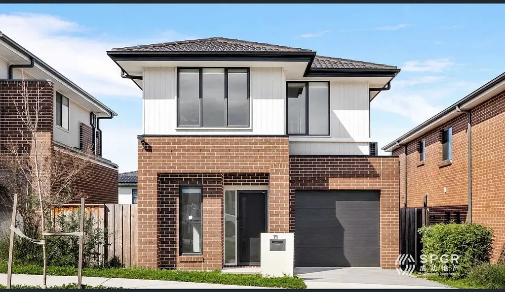 Rouse Hill 4房 安静专属街道 私密便捷生活 现代顶级装修 明亮宽敞卧室 主卧步入衣帽间 时尚优质电器 宽敞后院娱乐 距离火车站近 靠近购物中心 靠近公园设施 无缝通勤便利 Charming Home in the Heart of Rouse Hill – Discover Your Dream House Today!
