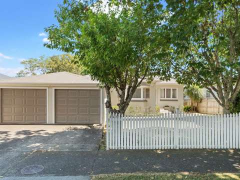 Epsom 3部屋 Single-Level Brick with 809m² Land