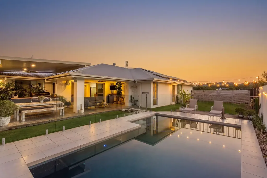 Bli Bli 5Zimmer SPACIOUS 5 BEDROOM HOME ON 700M2 FULLY FENCED BLOCK WITH POOL, PARKING FOR A BOAT/TRAILER, DOUBLE GARAGE & MULTIPLE LIVING ZONES!!