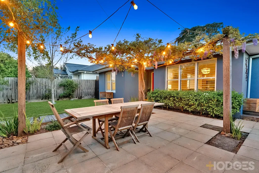 Highett 5房 五卧室家庭住宅 优雅空间融合 高端V-Zug厨房 大卧室带衣柜 主卧套间露台 两浴采光井 私享泳池花园 顶级学校环绕 便利生活绿洲 LUXURY FAMILY LIVING REDEFINED