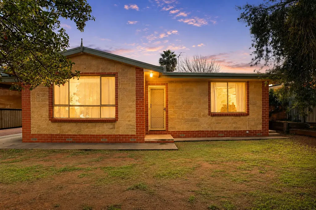 Neat and tidy living in a quiet Gol Gol location.