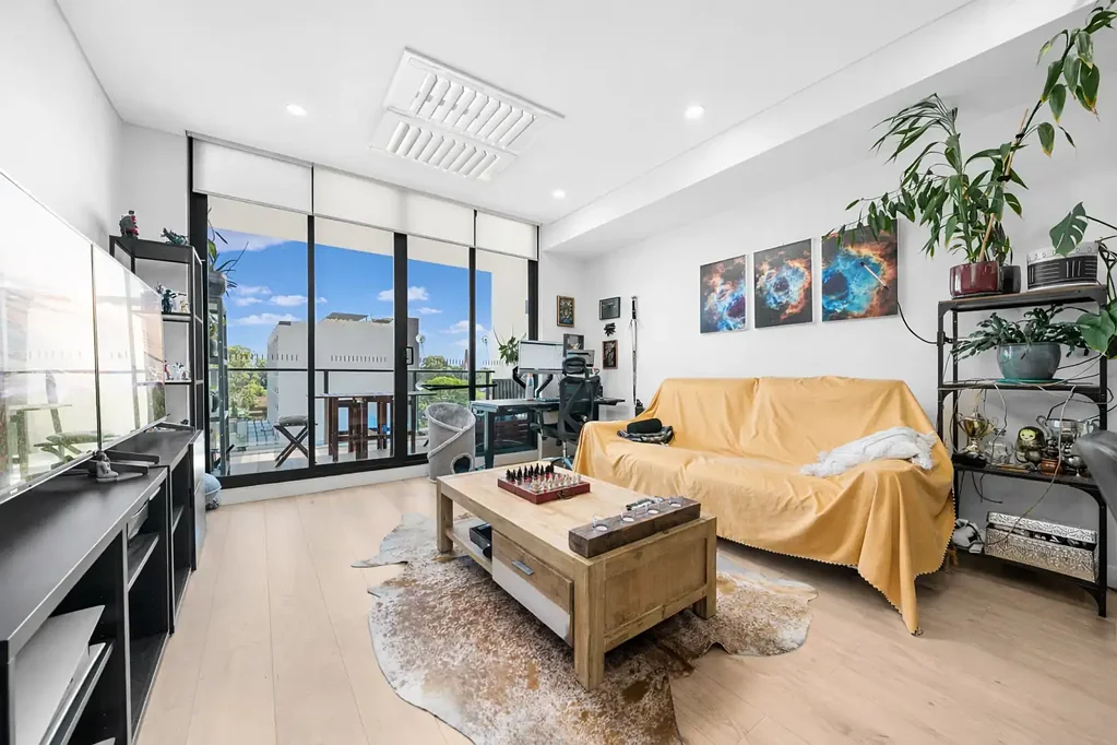 Homebush 2房 现代综合体 高楼层采光足 两居室低维护 主卧带套间 石材台面燃气灶 开放式布局 安全地下车位 交通生活便利 Top Floor Apartment - Style, Space & Convenience in a Prime Location!