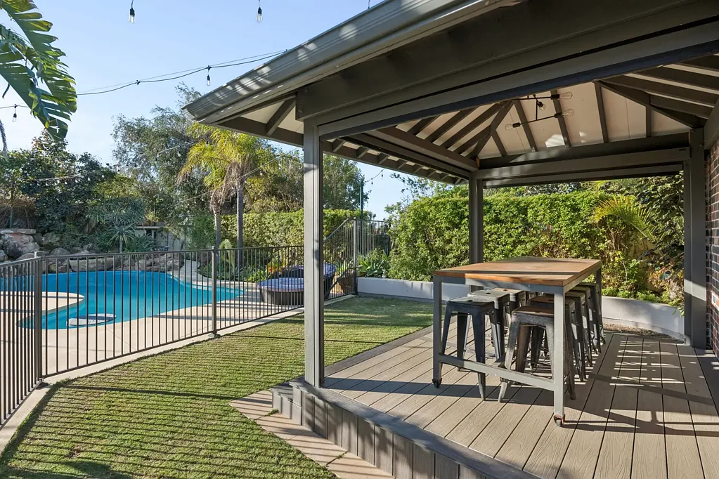 Kallaroo 4 Bedroom FAMILY HOME WITH A VERSATILE FLOOR PLAN & SUB-DIVISION POTENTIAL IN R20-R40 ZONING