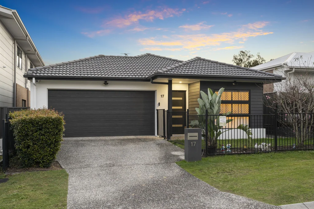 Runcorn 4房 从第一天升级，仍在建造商保修期内 Upgraded from Day One and Still Under Builder Warranty