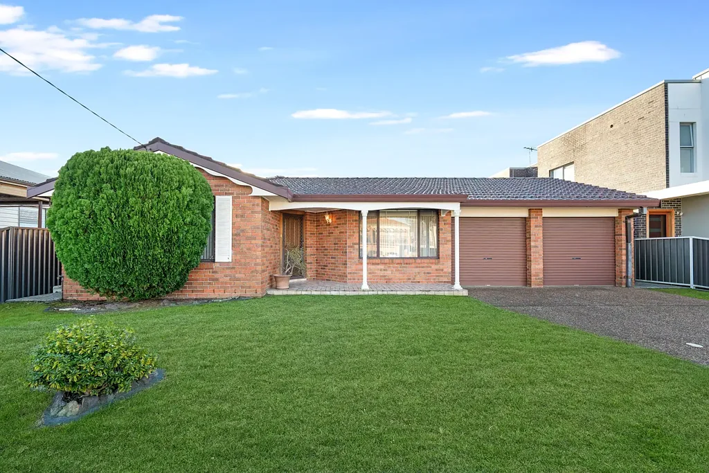 Mortdale 4 Slaapkamer Spacious Family Living on a 644m2 - Level Block with Expansive 18.29m Frontage