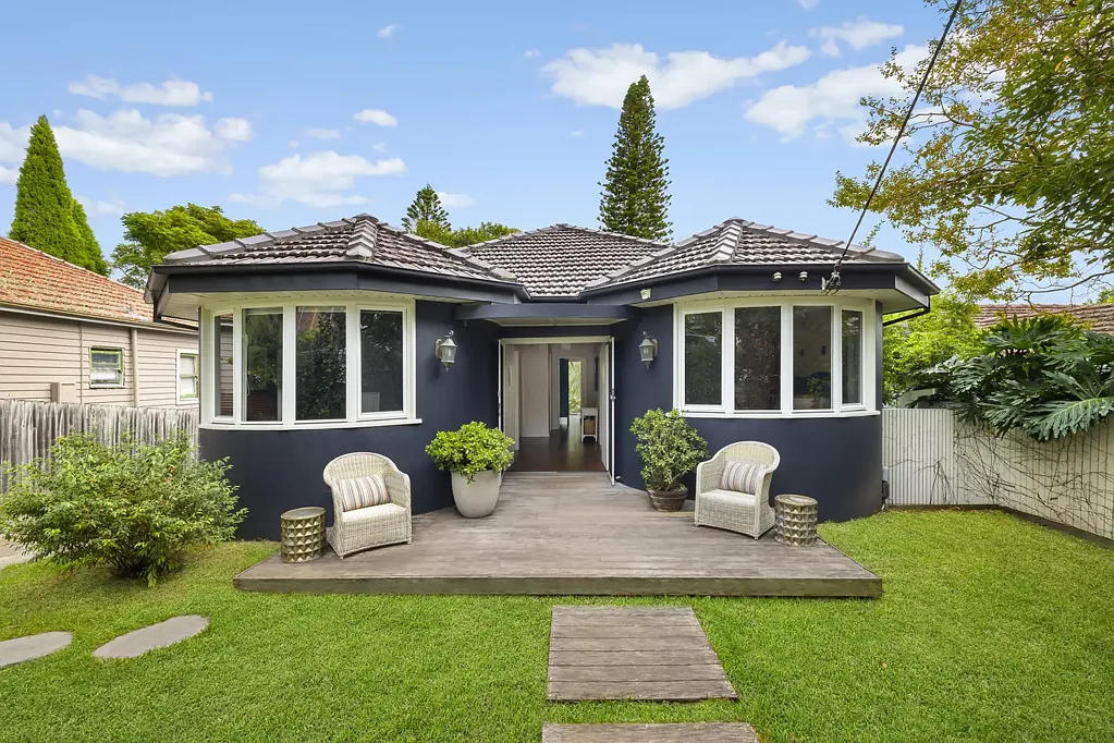 North Manly 4房 P&O风格平房 822sqm土地 宽敞起居区 现代厨房 主卧步入式衣帽间 后院草坪 公园式花园 优越死胡同位置 步行B-Line公交 Warringah Mall Stylish character home on a premium parcel of land - scope to further capitalise