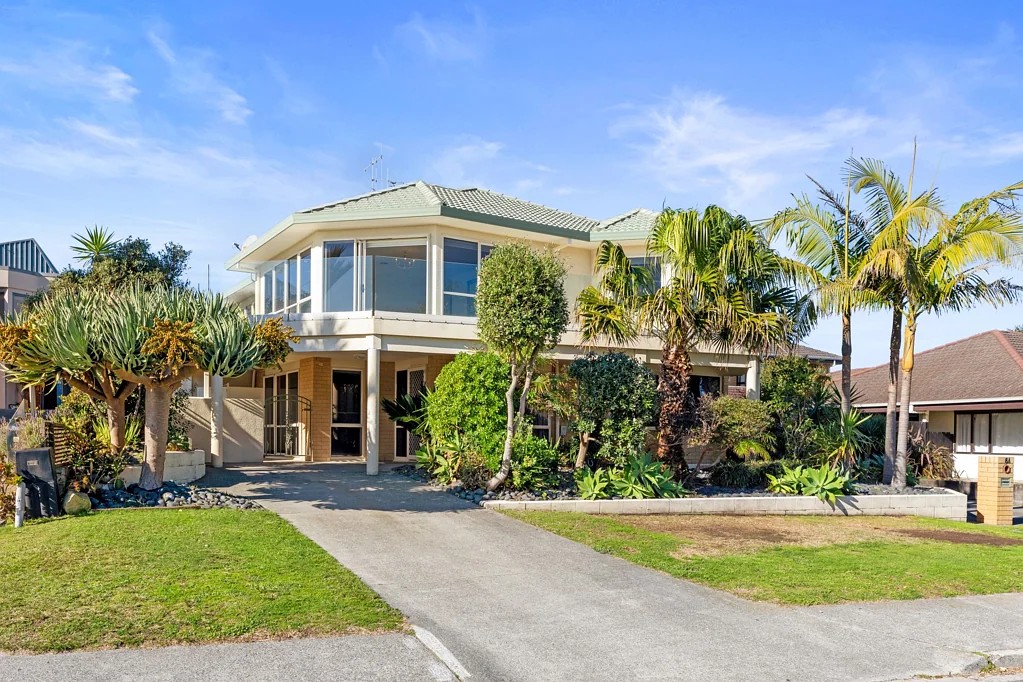 Papamoa 4બેડરૂમ Beachside Opportunity - Renovate & Reap the Reward