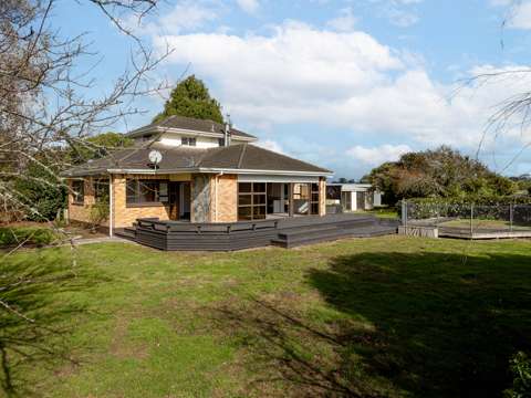 Ngaruawahia 4房  Brick home plus stable block on flat land.