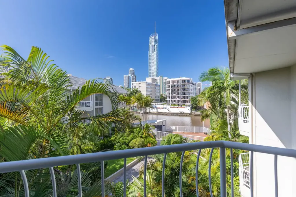 Discover a Relaxed Paradise of Convenience - Broadwater Views!