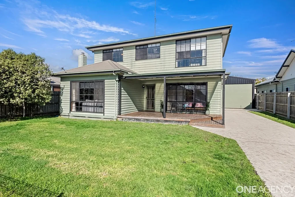 Traralgon 5房  A Family Home with Serious Shedding, Space & Lifestyle Appeal