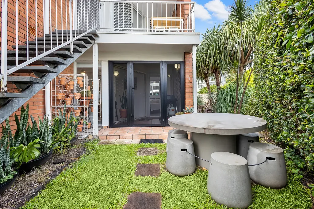 Fully Furnished Unit Close to Alex Beach