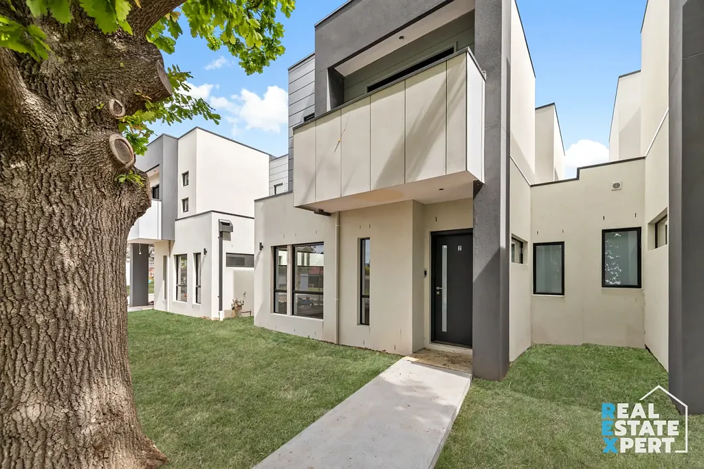 2/7 Young Road, Hallam, VIC 3803