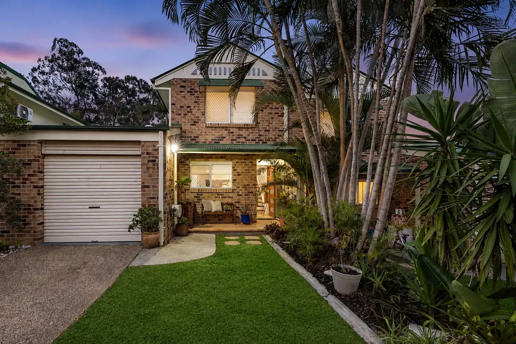 Wishart 3房 时尚现代“联排别墅”，坐落于优越生活区！ Stylish Contemporary ‘Town Home’ in a Premium Lifestyle Locale!