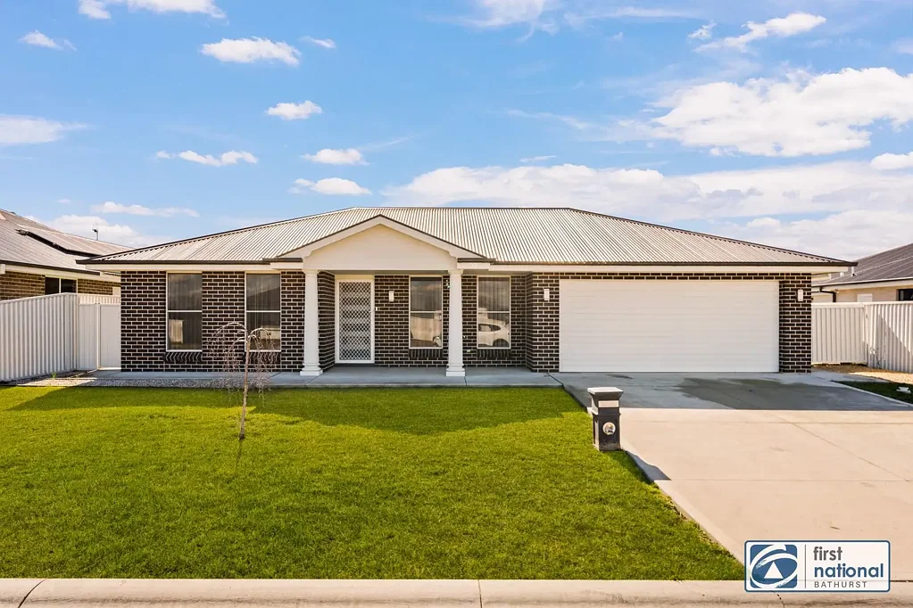 Modern and Spacious 4-Bedroom Eglinton Home!