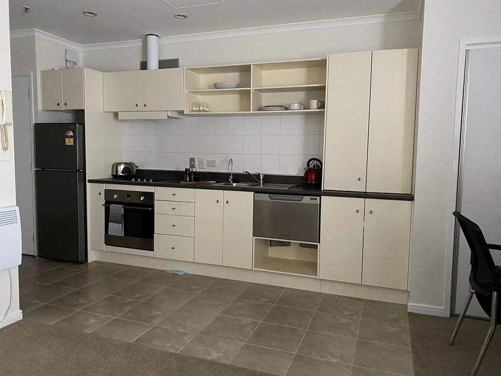 STUDIO APARTMENT IN TOWER HILL
