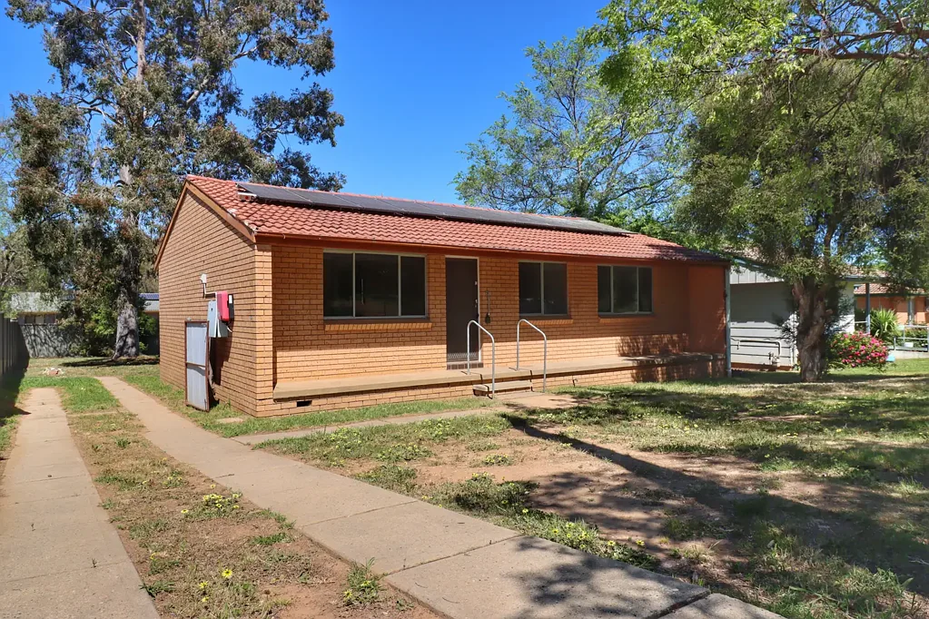 Cowra 3Kwarto Attention Tradies and First Home Buyers - Opportunity Awaits!