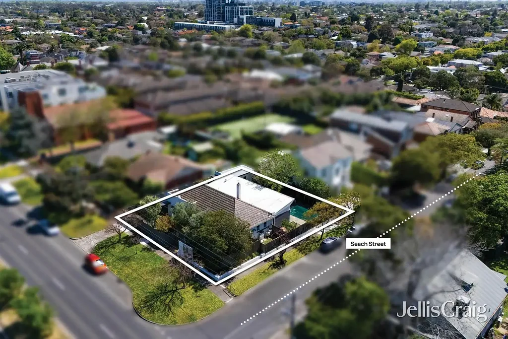 Caulfield South 4Kwarto An Art Deco transformation with private poolside oasis