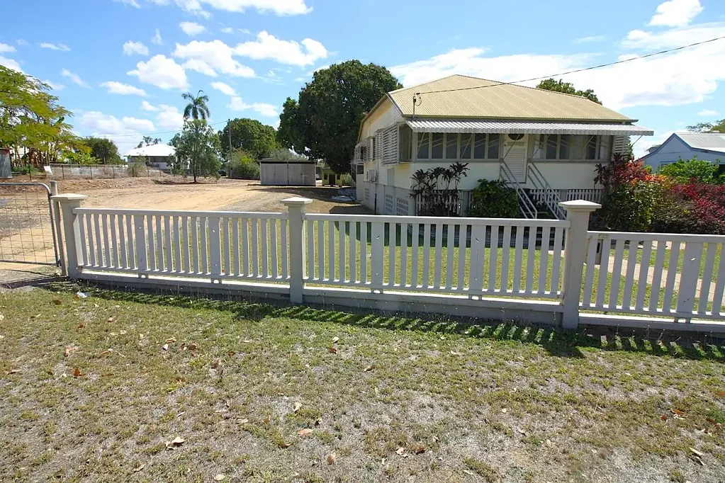 Queenton 3Habitaciones STURDY TIMBER CONSTRUCTION WITH SHED AND SUBDIVISION POTENTIAL
