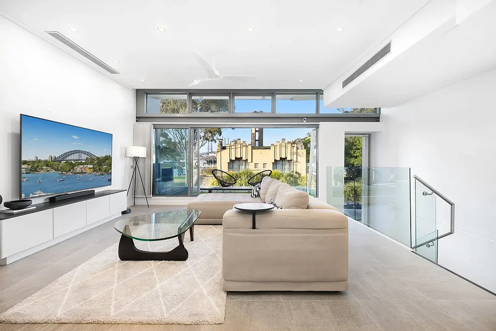 Glebe 3ห้องนอน Luxurious Waterfront Terrace on the Shores of Black Wattle Bay