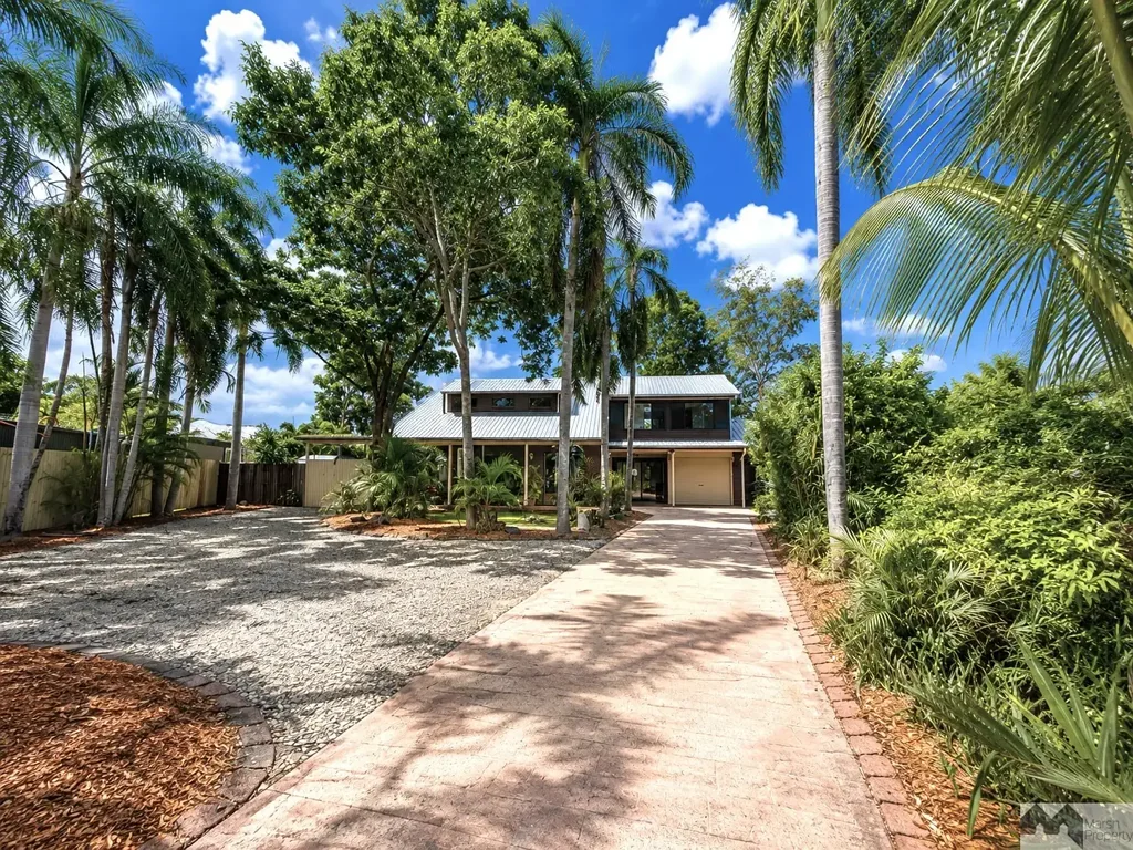 Holloways Beach 4房  SUBSTANTIAL FAMILY HOME ON ALMOST 1/4 ACRE