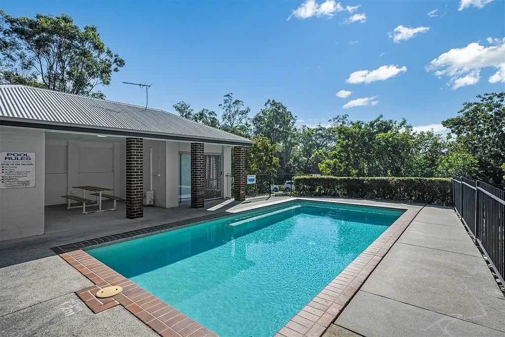 FANTASTIC LOCATION & CONVENIENCE! Heart of North Lakes, 3 Bed 2&1/2 Bath Townhouse, brand New carpet, pool&gym