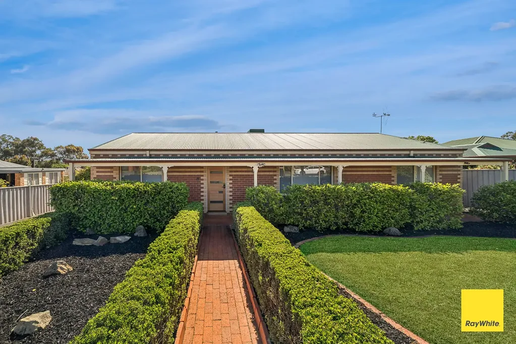 Strathdale 3Moenga Stylish Family Living in a Blue-Chip Location