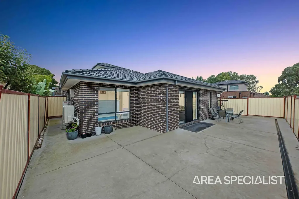 St Albans 3房 宽敞主卧带独卫 高天花板采光佳 设计师石材台面 不锈钢电器 低维护混凝土后院 步行即达公交站 热门地段随时入住 Stylish & Modern Living in a Prime St Albans Location