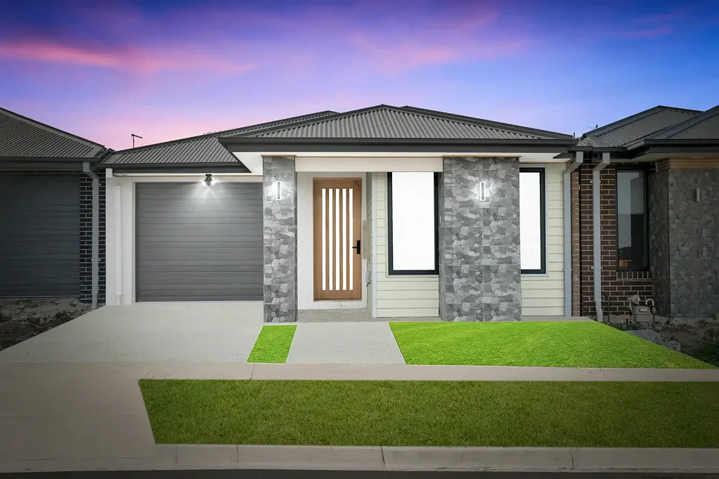 Fraser Rise 3房 Fraser Rise精巧住宅 3卧带主卧套房 现代厨房瀑布台面 优质地板 高天花板 紧邻公园绿地 优质学区 便捷交通 Contemporary Parkfront Living with Premium Finishes – Perfect for First Home Buyers, Investors & Downsizers