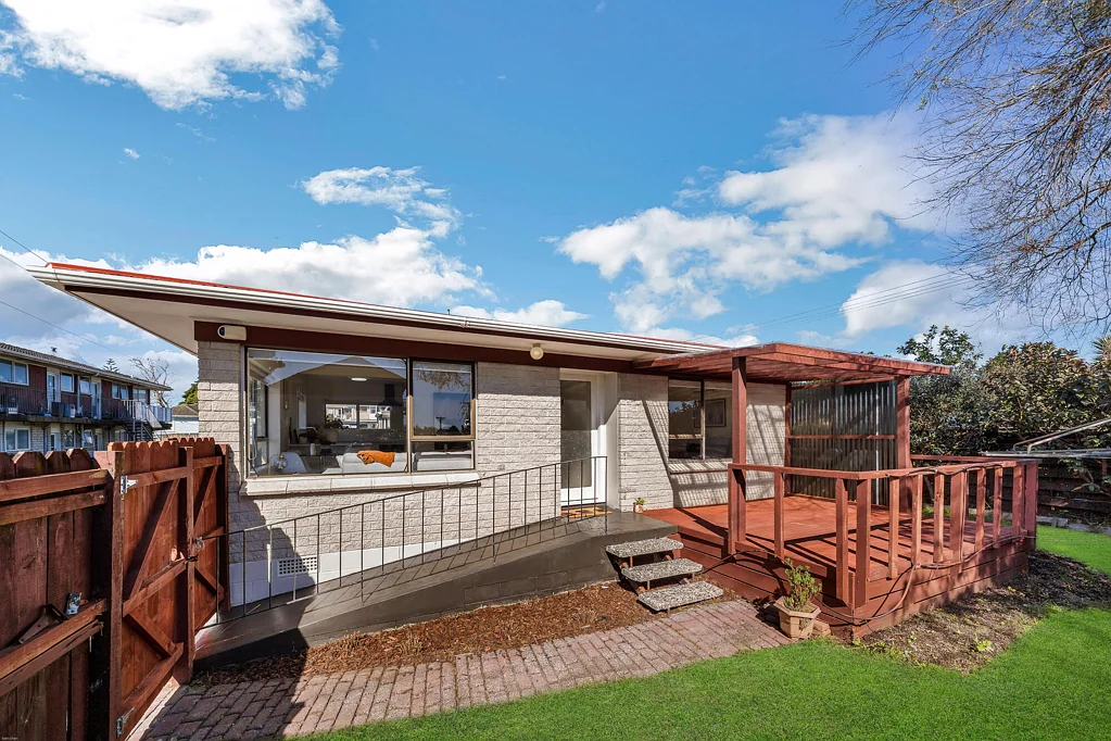 Otahuhu 2Moenga Solid Brick, Modernized & Move-In Ready!