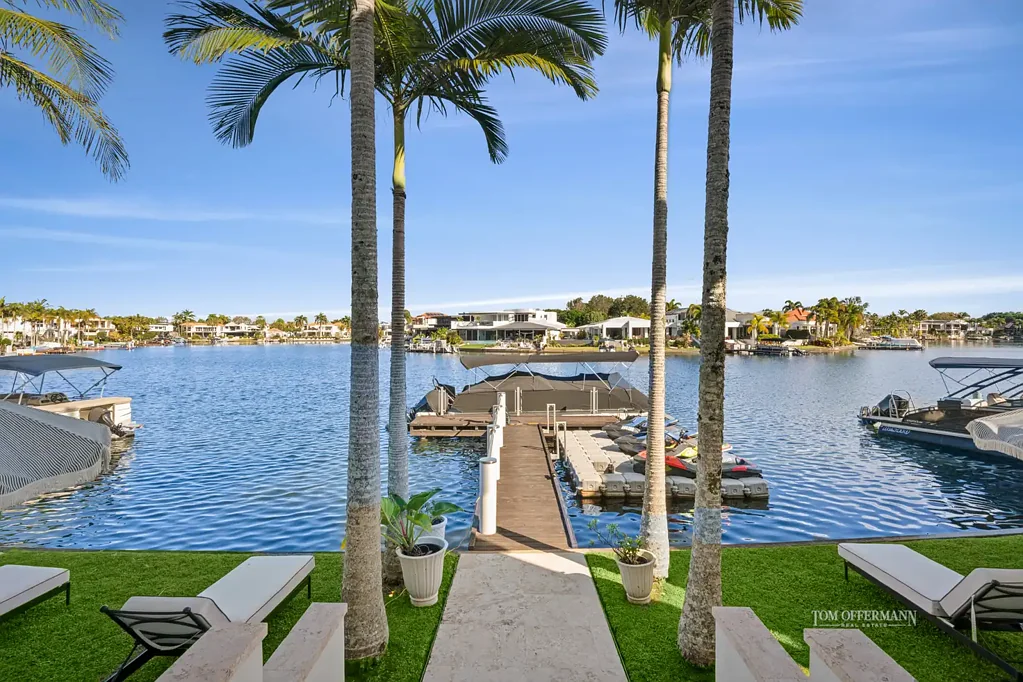 Noosaville 4 Bedroom Edgy Waterfront Living