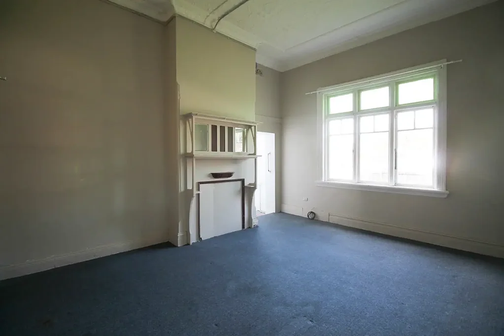 IDEALLY LOCATED STUDIO!