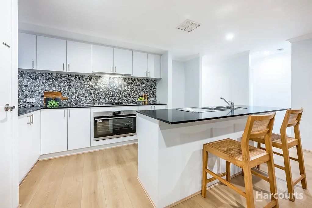 Eglinton 4chambre Recently Renovated & Perfectly Located !!
