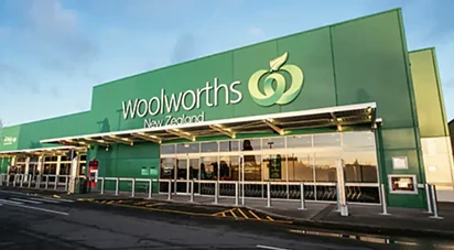 关闭奥克兰2家门店，Woolworths重组引爆争议：裁员减薪，老员工20年工龄“清零”