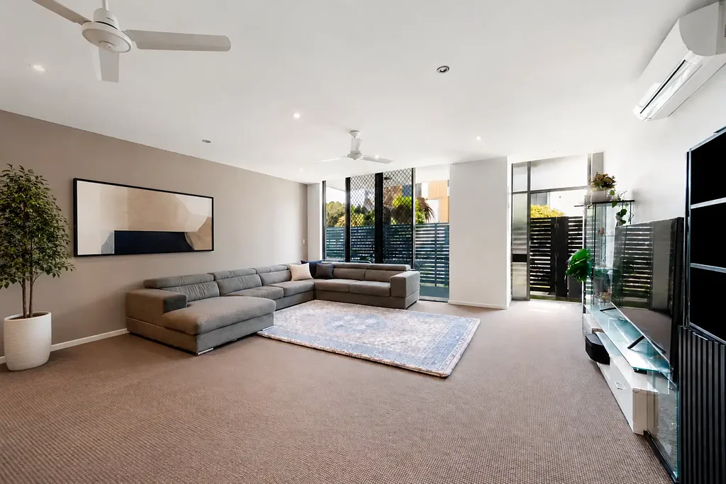 Southport 2房  Sprawling Courtyard Apartment With Dual Access