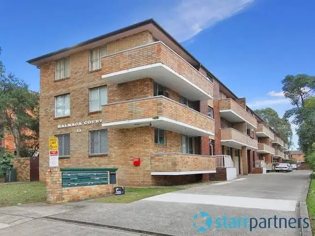 Neat 2 Bedroom Unit, Fantastic Location!