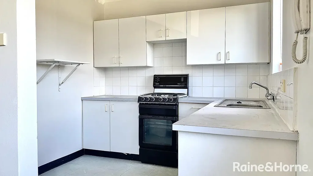 Two Bedroom Apartment situated on a quiet street in Kingsford!