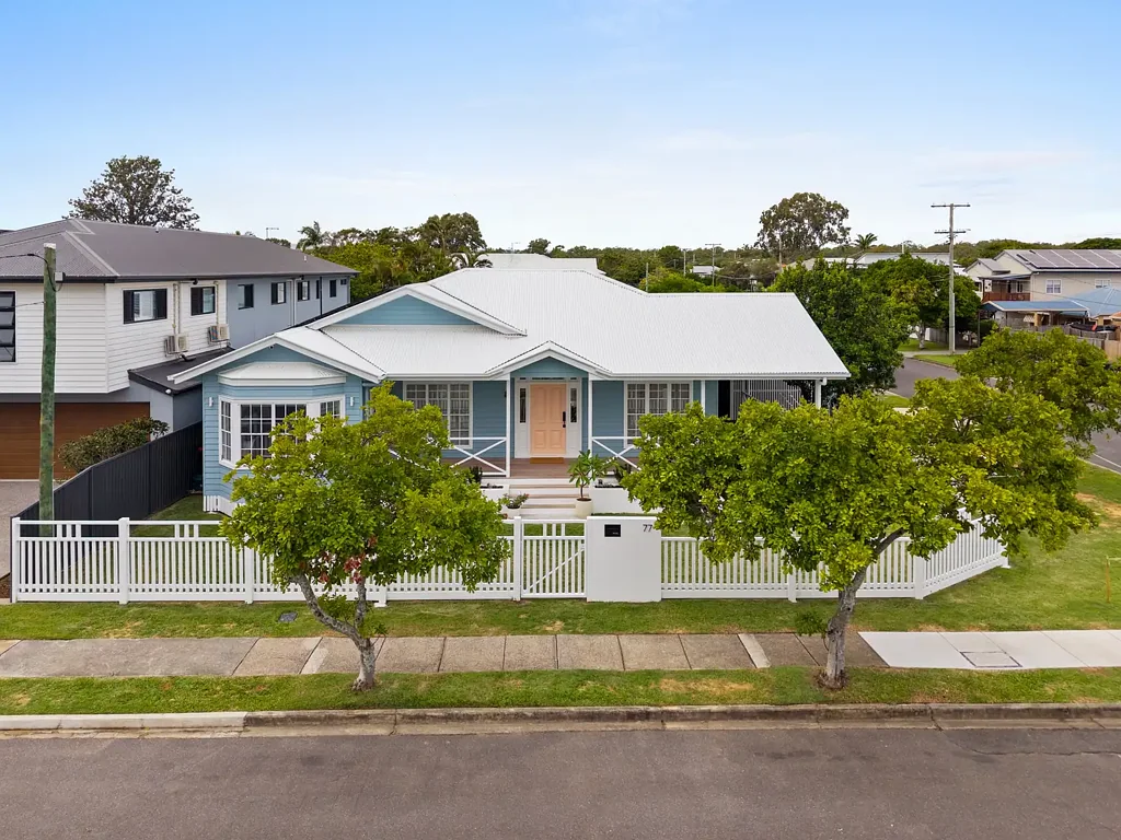 Deagon 4Zimmer Luxury Coastal-Inspired Living on a Landmark Corner Position
