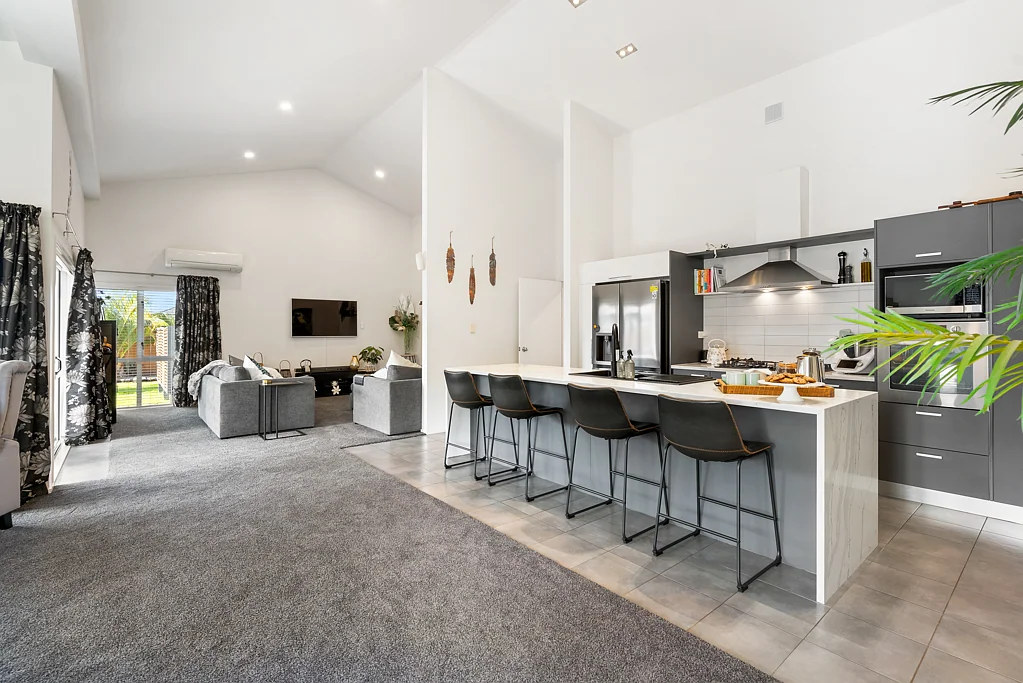 One Tree Point 4房  Offers over $920k Valuation: $935k CV: $940k