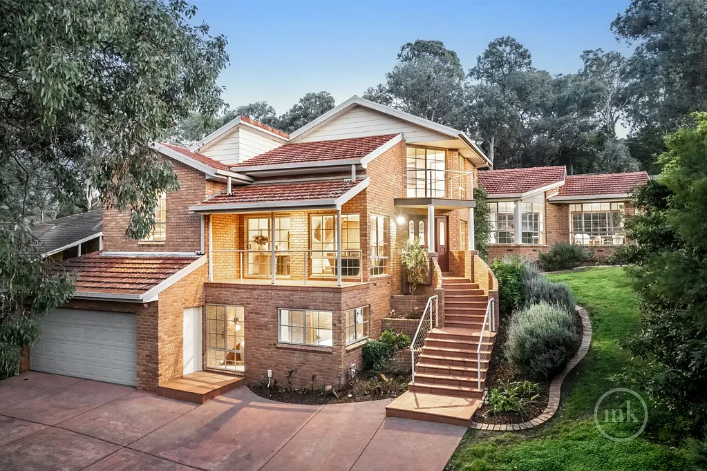 Eltham North 4房 St Helena学区宝地 宽敞木厨Chef电器 主卧套房宁静 私密后院娱乐 双车库地下室 多功能空间 Spacious Family Sanctuary In The St Helena College Zone