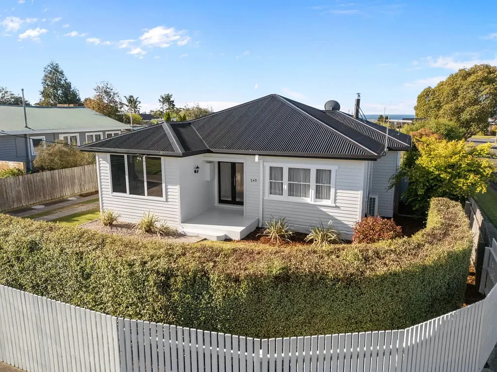 Devonport 3房  Renovated Character Home with 2 Large Sheds, Dual Access, Ideal Location