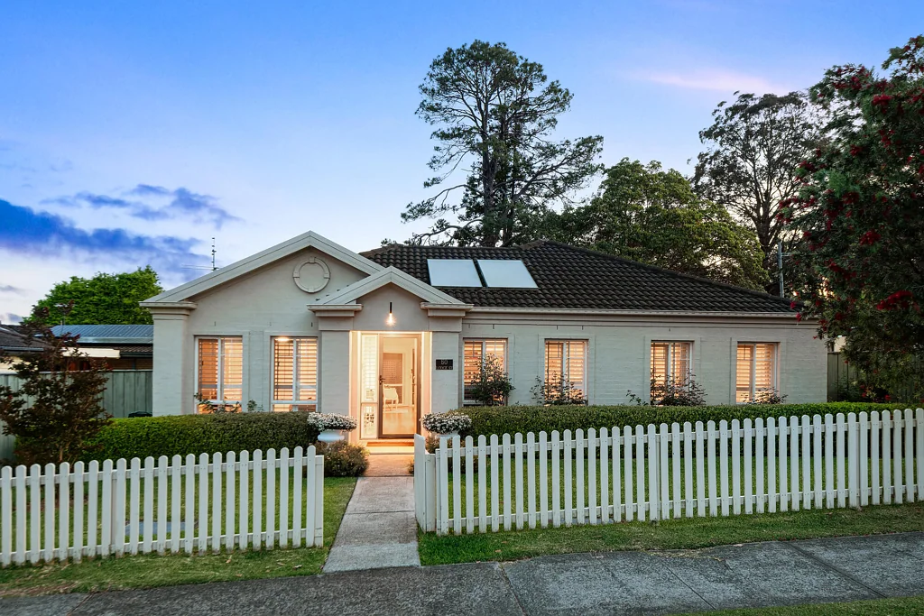 Hornsby 4ਬੈੱਡਰੂਮ Idyllic single-level living, prized Hornsby North Public School zoning and an easy walk to rail