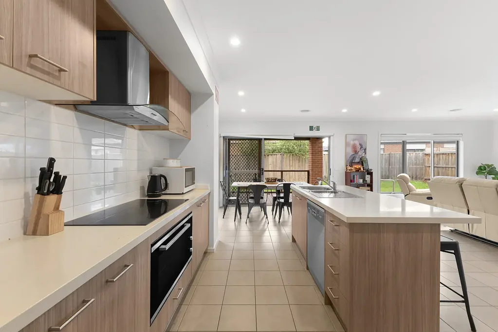 Werribee 6Zimmer Prime Location high income investment opportunity